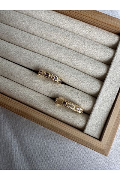 ringbox مجموعة حلقات مكونة من قطعتين مع تفاصيل نقطة أرجوانية