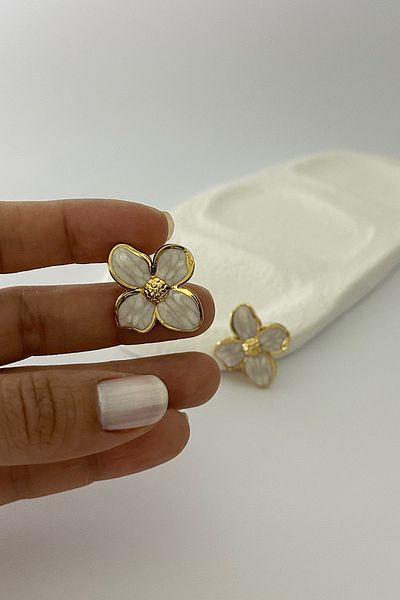 DELEIZA ACCESSORY Lilyglow White Flower Gold Detailed Steel Earrings