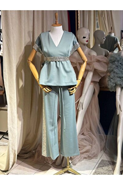 MİANOTTE بلوزة نسائية مطرزة بالترتر وفتحة جانبية وفتحة رقبة على شكل حرف V وبن...