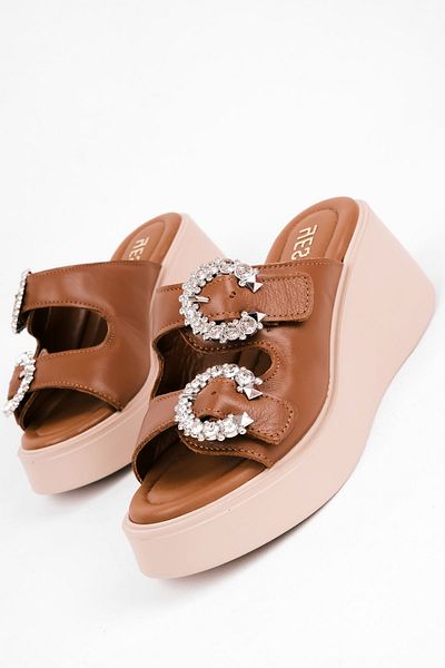 Lal Shoes & Bags Дамски чехли Sebari от естествена кожа с катарама и камъни, детайлен клин, тип „Таба“