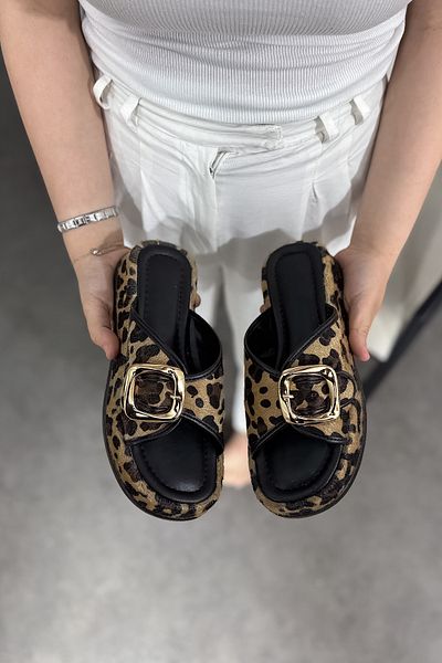 SHOEBELLAS Дамски чехли Mias с леопардови мотиви и златна катарама