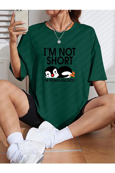 memowear Unisex I'm Not Short Penguin με εμπριμέ χαλαρή εφαρμογή πράσινο μπλουζάκι