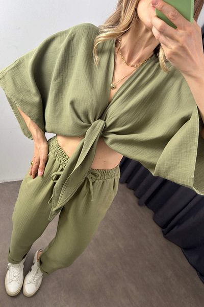 Sue Store Set pantaloni morcov cu bluză de muselină cu cravată în față kaki