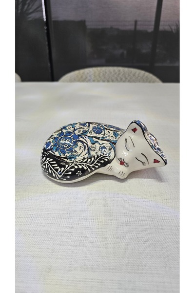 Kotans Seramik Çini Işlemeli Kedi Figürü - El Yapımı Uyuyan Kedi 20 X 15