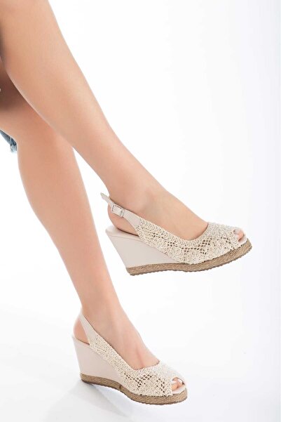 SEDRİK bej fındık burunlu nakışlı tokalı dolgu topuklu ayakkabı