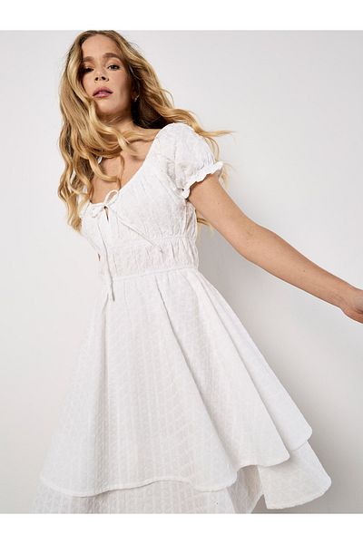 Apricot Gestuftes Minikleid Mit Ösenstickerei