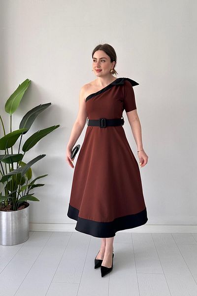 MaziButik Φόρεμα με ένα φιόγκο κρεπ καφέ