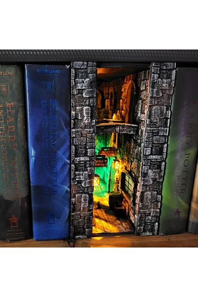 ardecem bilgisayar Book Nook Wacky Medieval Alley Book Nook DIY Paint Yourself Do It Yourself