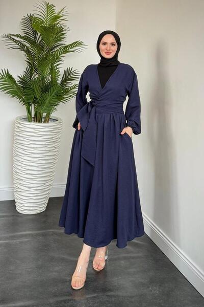 MERVEN AKYÜZ بدلة إيمار تنورة باللون الأزرق الداكن