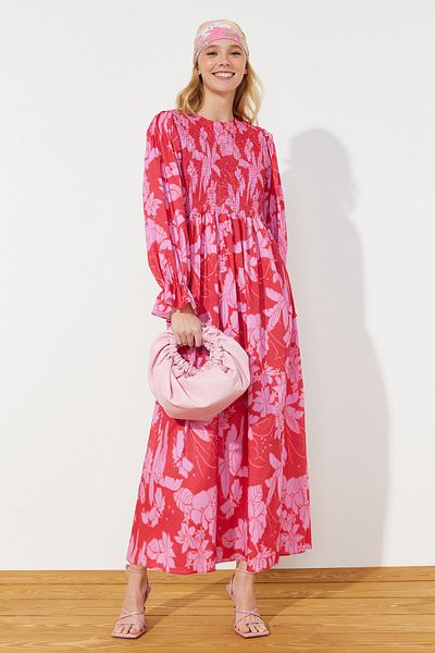 Trendyol Modest فستان منسوج بمقاس كبير مطبوع عليه زهور حمراء TCTSS24EB00109