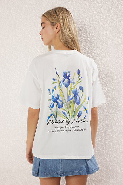 Trendyol Collection Μπλουζάκι 100% βαμβακερό εκρού με φλοράλ εμπριμέ μεγάλου μεγέθους TWOSS25TS00204