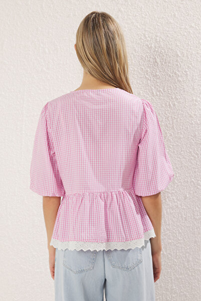 Trendyol Collection Rózsaszín szegélyű csipke és elöl nyakkendő, részletes szőtt ing TWOSS25GO00005