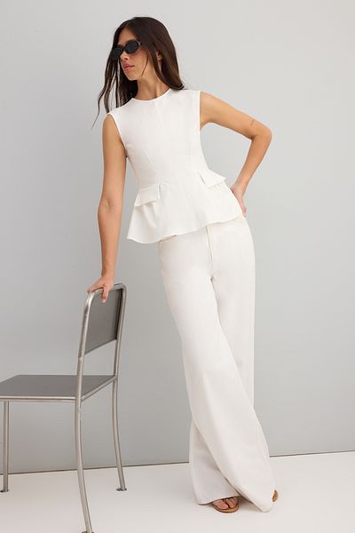 Trendyol Collection Εκρού βαμβακερή γκαμαρντίνα Peplum υφαντή μπλούζα με λεπτομέρεια τσέπης TWOSS25BZ00538