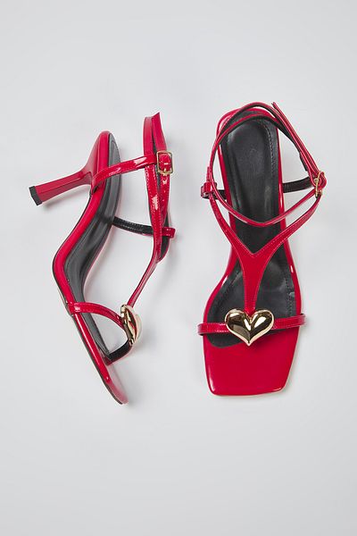 TRENDYOL SHOES Rote goldene Herz-Accessoire-detaillierte Lackleder-Damensandalen mit dünnem Absatz TAKSS25TO00094