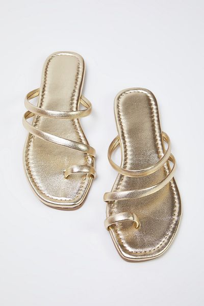 TRENDYOL SHOES Stilvolle Damen-Hausschuhe mit dünnem Band in Metallic-Gold TAKSS25TE00045