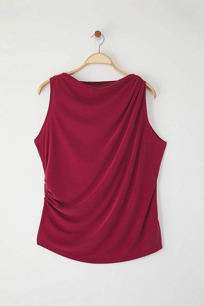 Trendyol Curve Burgunderrote, nachhaltigere Modal-Inhaltsstoffe, drapierte, detaillierte Degaje-Kragen-Strickbluse in Übergröße TBBSS25AF00114