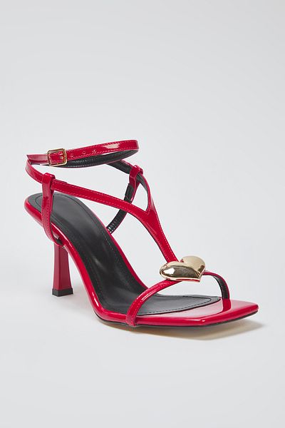 TRENDYOL SHOES Rote goldene Herz-Accessoire-detaillierte Lackleder-Damensandalen mit dünnem Absatz TAKSS25TO00094
