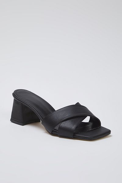 TRENDYOL SHOES Schwarze Damen-Hausschuhe mit Blockabsatz und Kreuzriemen TAKSS25TO00101