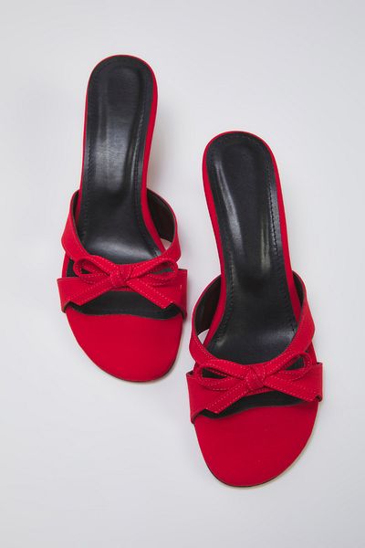 TRENDYOL SHOES Damen-Hausschuhe mit runder Zehenpartie und roter Schleife, TAKSS25TO00012