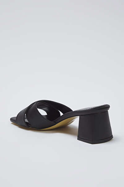 TRENDYOL SHOES Černé dámské pantofle na podpatku s křížovým páskem TAKSS25TO00101