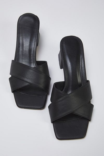 TRENDYOL SHOES Schwarze Damen-Hausschuhe mit Blockabsatz und Kreuzriemen TAKSS25TO00101