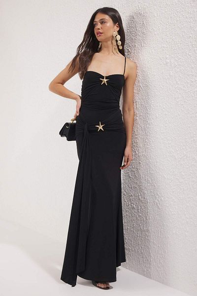 Trendyol Collection Μαύρο Πλεκτό Μαξί Βραδινό Φόρεμα με Λεπτομέρεια Αξεσουάρ & Φόρεμα Αποφοίτησης TPRSS25AE00182