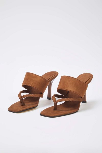 TRENDYOL SHOES Brązowe zamszowe klapki z kwadratowym noskiem damskie cienkie klapki na obcasie TAKSS25TO00098