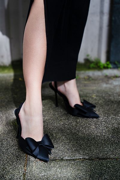 Marjin Stiletto-Schuhe – Schleifendetail mit offenem Rücken, Gummizug und Absatz.