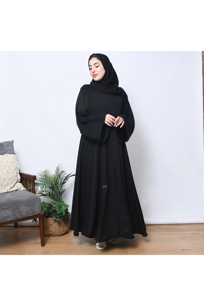 HAWRAA عباية سوداء كلوش مغلقة بطقطق بثنيات قماشية طولية على اطراف العباية وال...