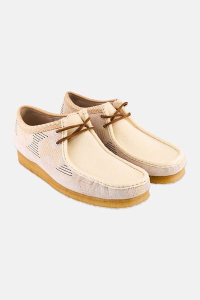 CLARKS حذاء كاجوال برباط ومقاس قياسي للرجال من Wallabee، لون أبيض فاتح