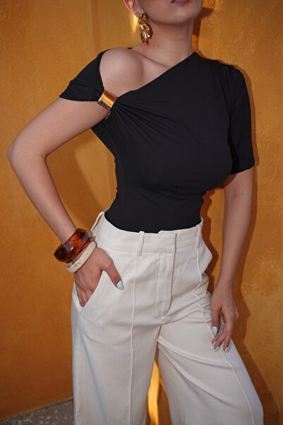 Eka Γυναικεία μαύρη μπλούζα με ανοιχτό ώμο 0999-25123