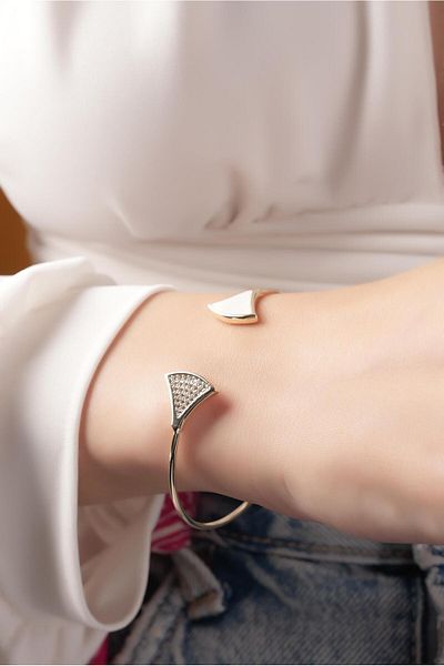 Çlk Accessories سوار المشبك المثلث المطلي بالمينا الفاخر 70900
