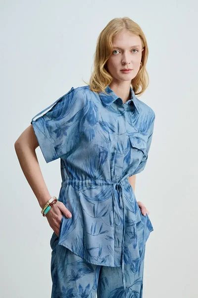 Gusto Cămașă cu aspect denim cu șnur în talie - albastru