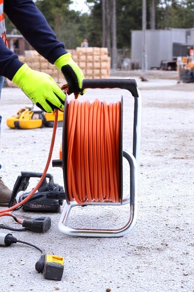 Badem10 Makaralı Uzatma Kablosu 3x2.5 mm 20 Metre Plastik Seyyar Makara 4 Prizli Monofaze Termal Sigortalı