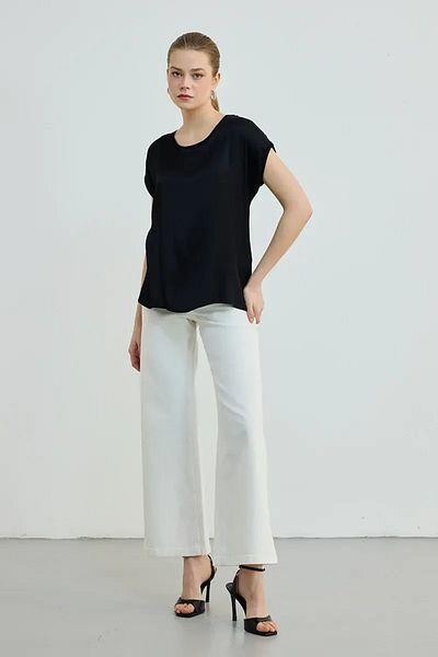 Gusto Tricou din satin cu gât rotund - negru