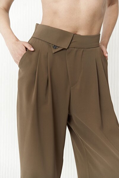 MAI STUDIOS CO. Detailní khaki kalhoty Diego s předním knoflíkem