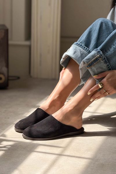 NİŞANTAŞI SHOES Papuci de damă Ricci, negri, din piele de căprioară autentică, cu talpă plată