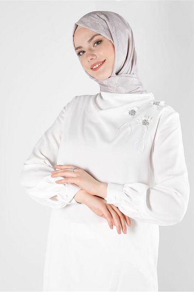 Alvina SATIN TUNIC WITH FLOWER ACCESSORY 43515