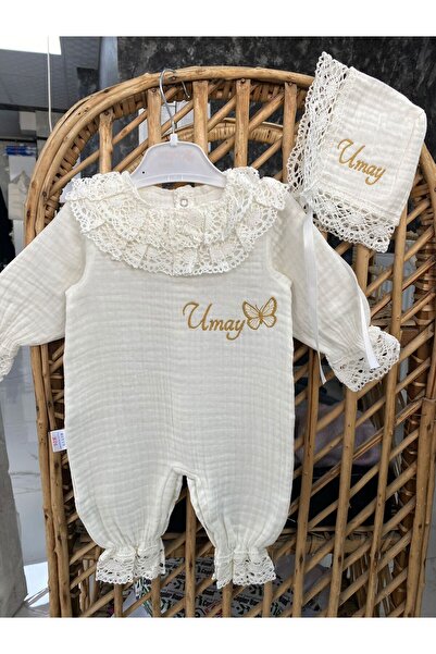 Baby 4 Kat Müslin Hastane Çıkış Seti İsimli Pamuk Dantelli 2li (Tulum ve Şapka)