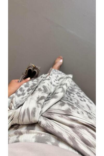 Sezgi Tekin Fusta de in cu detaliu cu fante cu curea cu model leopard