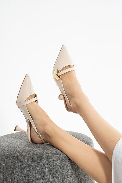 Güllü Shoes حذاء نسائي أنيق بإبزيم على شكل قلب كريمي بكعب عالٍ مصنوع من الجلد اللامع مظهر جلد نباتي مريح بكعب ستيليتو 7 سم