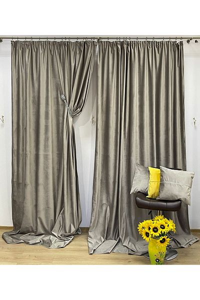 Liz Line Set of two velvet curtains, with drapery, various sizes and colors, from the "Velvet" range by Liz Line