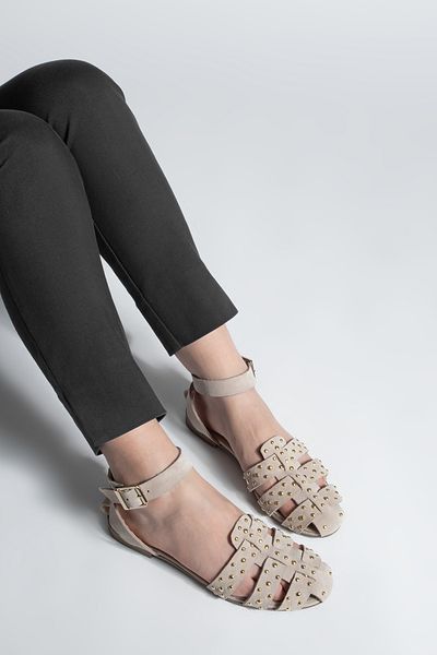Marjin Damen-Sandalen aus echtem Leder mit Knöchelriemen und geschlossener Vorderseite mit Nieten, Zayne Beige Wildleder