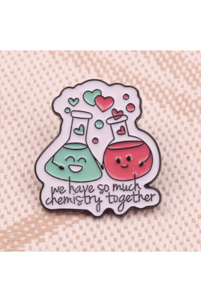 MAURA LIYUZA "We Have So Much Chemistry Together"/" Birlikte Çok Fazla Kimyamız Var" Yazılı Karikatür Kimya Broş