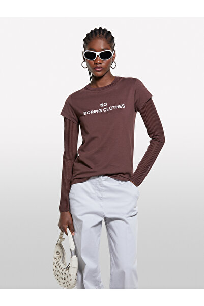 Sisley Γυναικείο μπλουζάκι σε σκούρο καφέ 100% βαμβάκι με τύπωμα με λαιμόκοψη και κανονική εφαρμογή