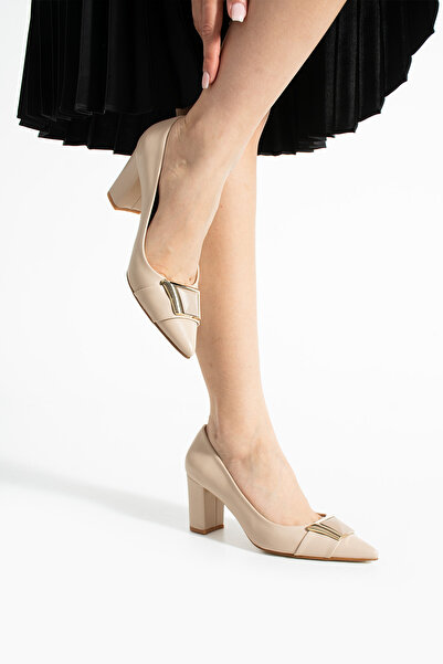 Extra Shoes İstanbul Дамски бежови матови обувки с остри върхове и златни акс...