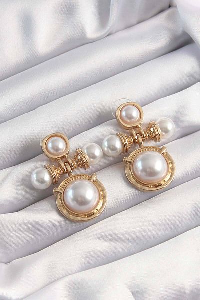 Skygo Brass Gold Color Pearl Rhinestone Motif Earrings - Tj-Bkp9502