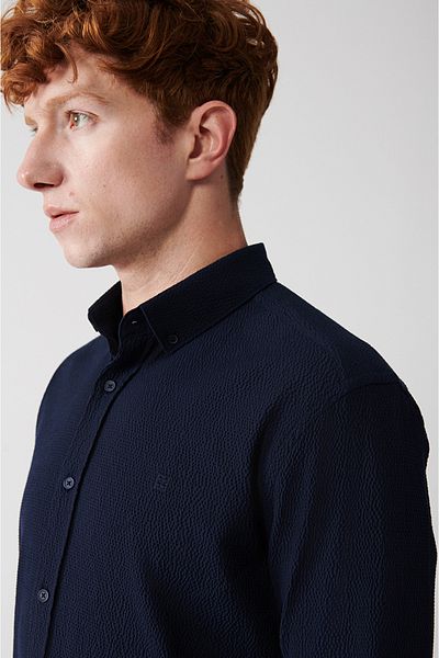 Avva Marineblaues Seersucker-Baumwollhemd mit Knopfkragen für Herren A32y2071