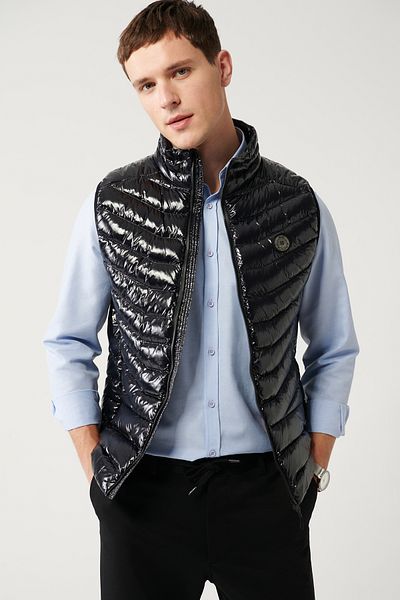 Avva Men's Black Goose down Water Repellent Windproof Fabric Stand Collar Glossy Puffer Vest B 006515