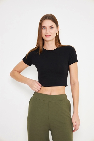 Akabi تي شيرت قصير الأكمام من الإيلاستين باللون الأسود